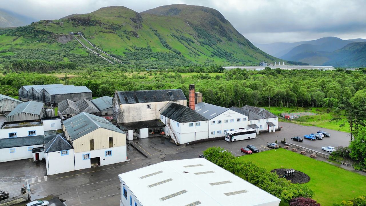 Ben Nevis Distillery met de ben Nevis op de achtergrond.