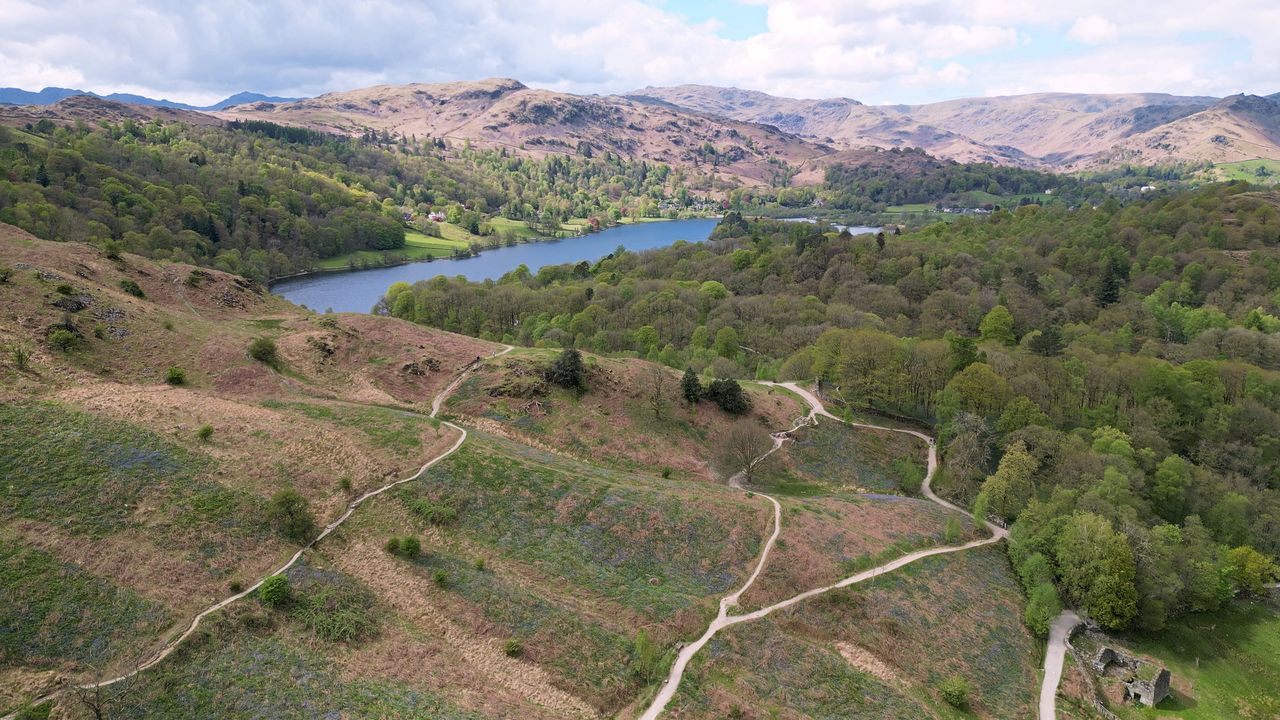 Windermere, het grootste meer van het Lake District, weerspiegelt de omringende heuvels in Noord-Engeland