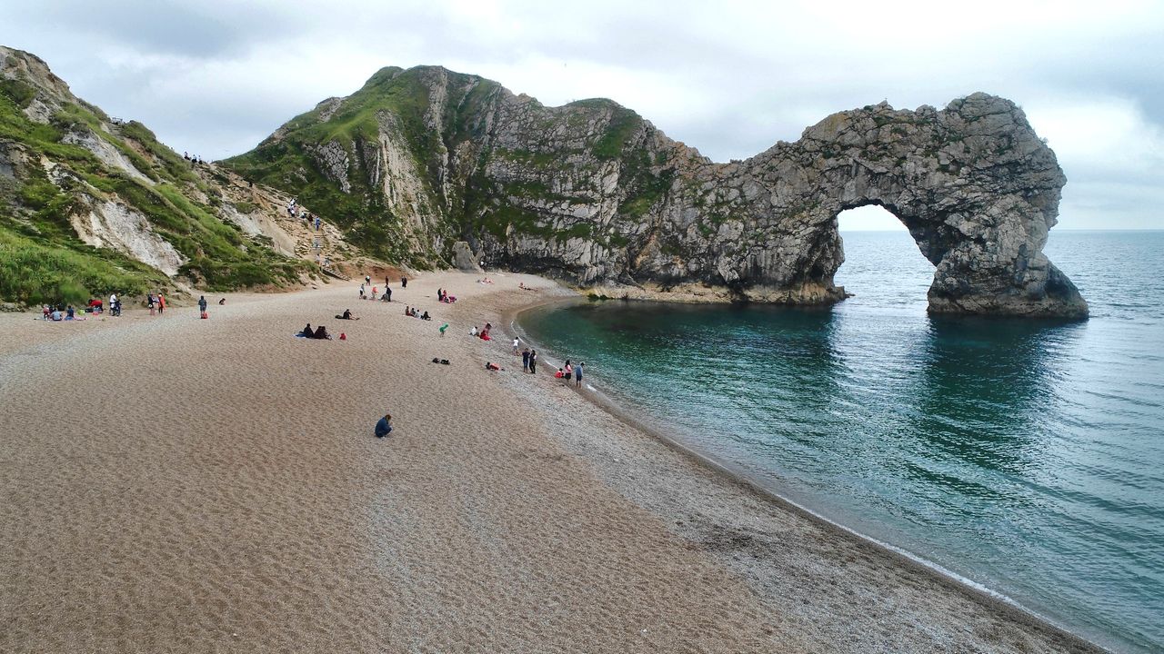 De witte kliffen en steenboog Durdle Door aan de Jurassic Coast in Dorset