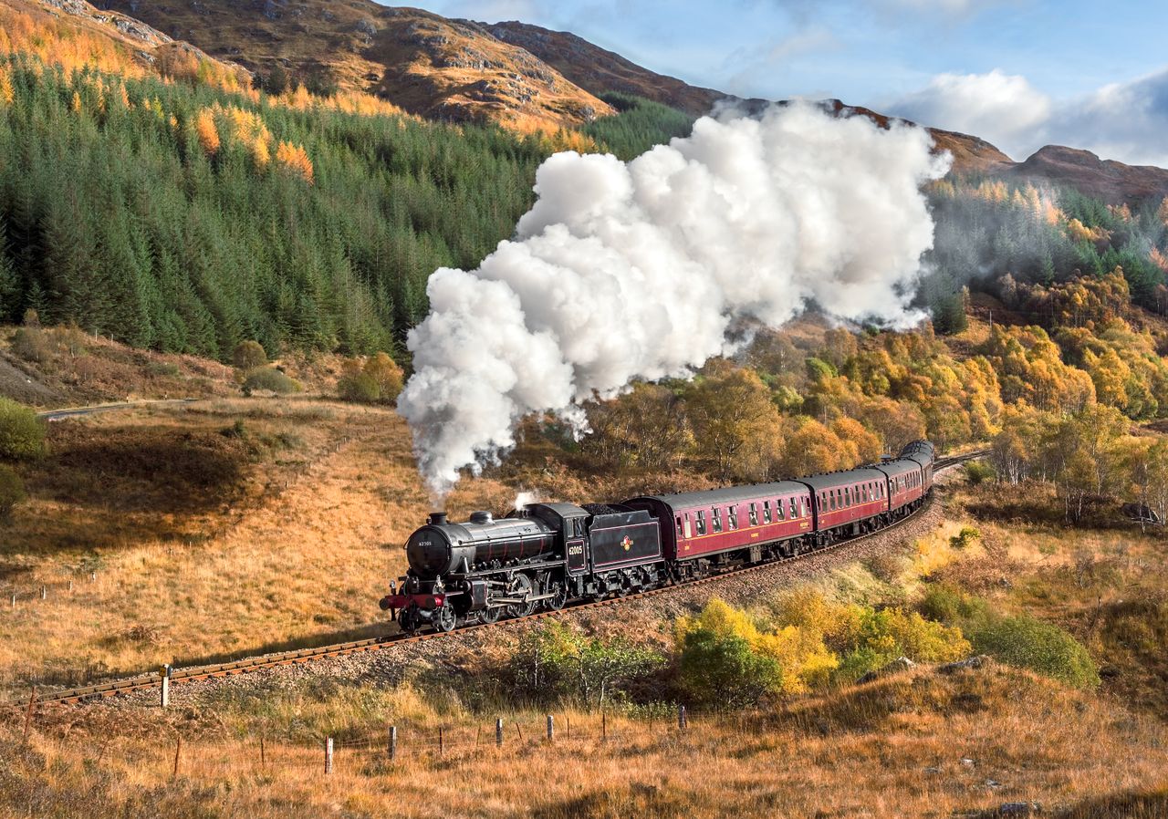 De Jacobite Steam Train rijdt over het viaduct van Glenfinnan in de Schotse Highlands