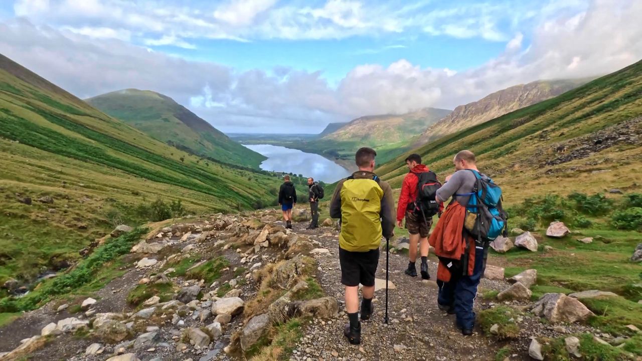Wandelaars op de route naar Scafell Pike, de hoogste berg van Engeland in het Lake District