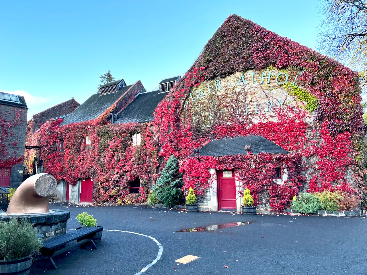 Whisky distilleerderij in Schotland tijdens de kleurrijke herfst
