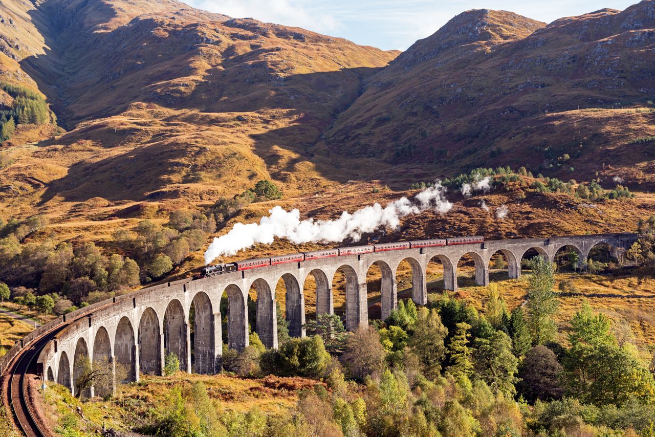 Uitzicht op het viaduct van Glenfinnan in de Schotse Highlands vanuit de omringende heuvels