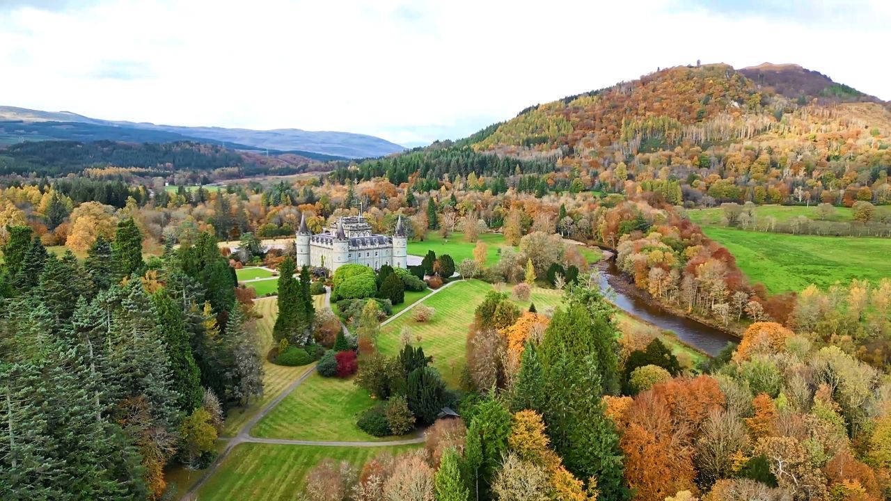 Inveraray Castle is prachtig gelegen in de bossen. Herfst in Schotland