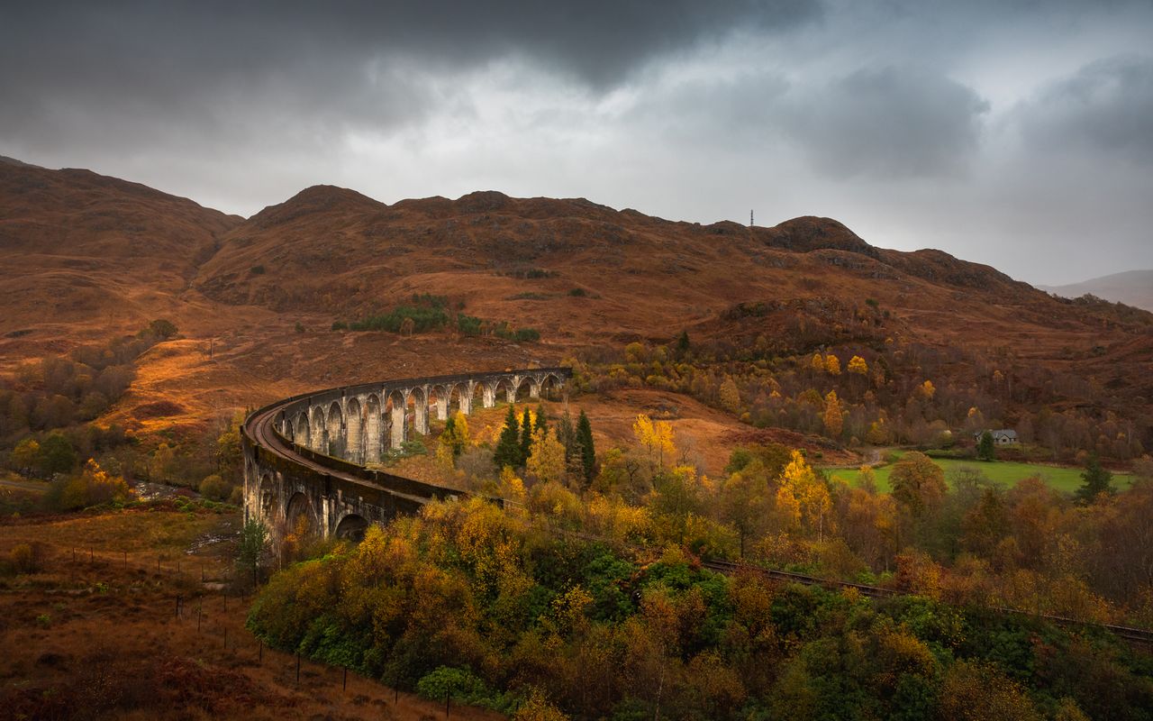 Prachtige herfstkleuren over Glenfinnan Viaduct