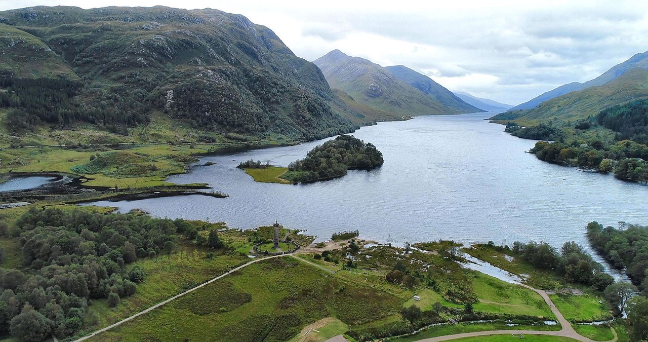 Uitzicht op Loch Shiel langs de route van de Jacobite Steam Train in de Schotse Highlands.