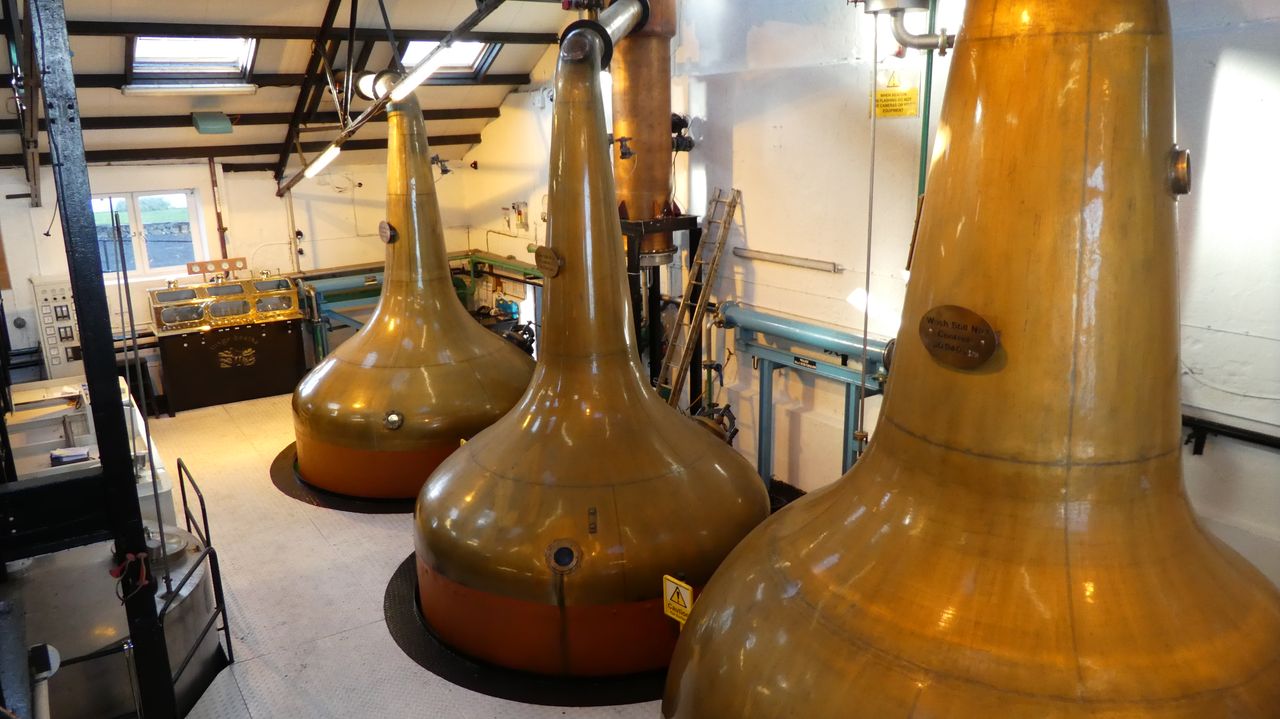 De prachtige oude stills van Bowmore distillery op Islay.
