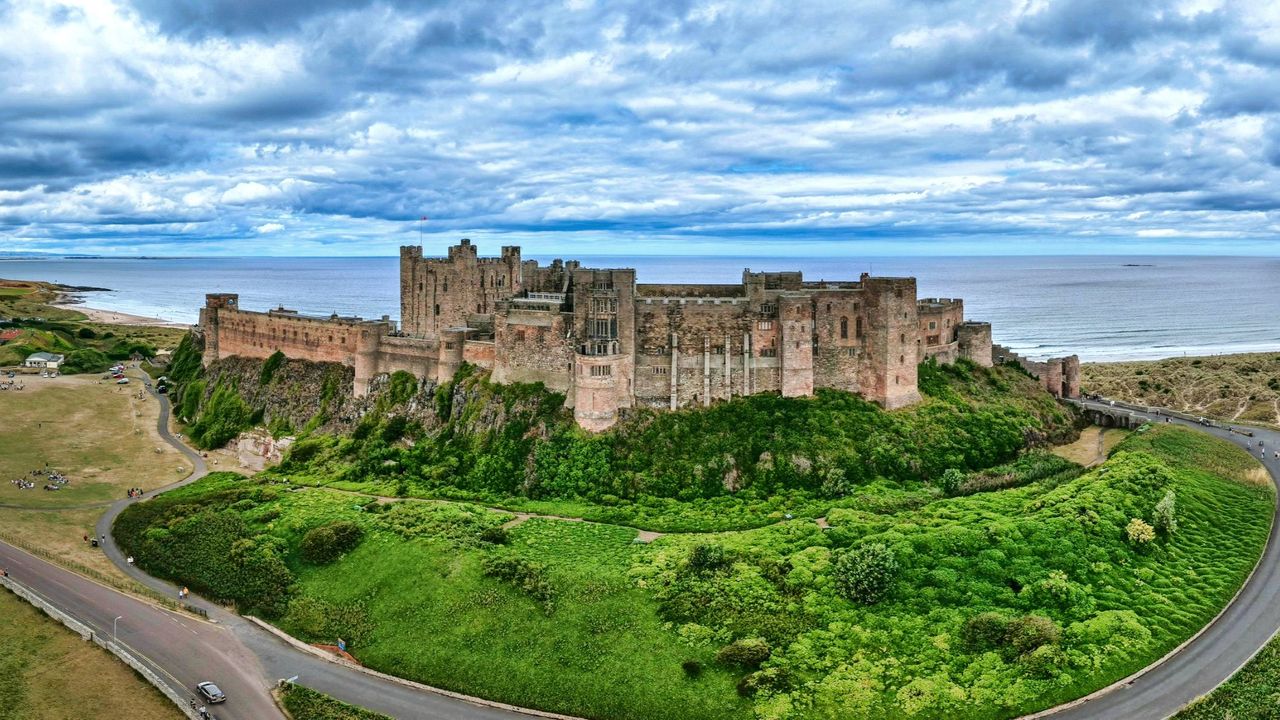 Bamburgh Castle op de kustklif in Northumberland, een van de mooiste bezienswaardigheden van Noord-Engeland