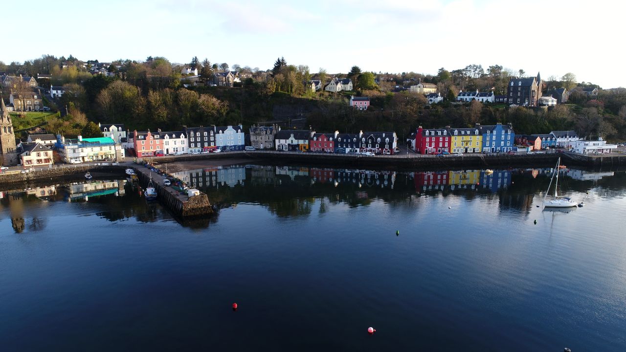 Het kleurrijke dorp Portree, als grootste dorp van Isle of Skye.